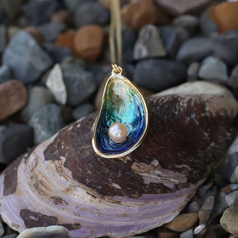 Mussel Large 18ct Yellow Gold Pendant with Peach Pearl in Ocean Enamel by Sheila Fleet Jewellery