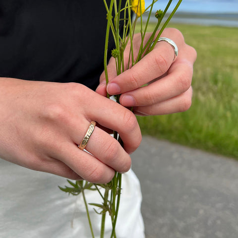 Matrix 4mm Band in 9ct Yellow Gold