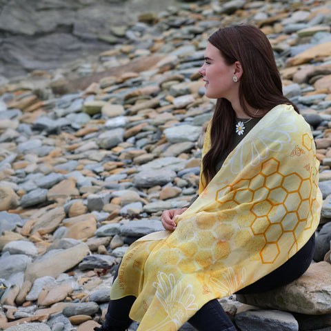 Daisies & Honeybee Scarf by Sheila Fleet & Kirsteen Stewart