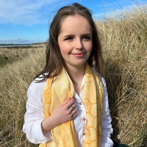 Daisies & Honeybee Scarf by Sheila Fleet & Kirsteen Stewart
